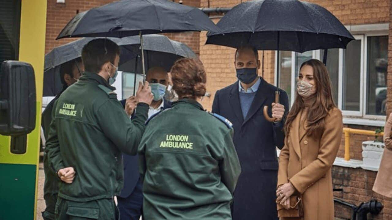 El duque y la duquesa de Cambridge visitan la estación de ambulancias para reunirse con equipos que se apoyan mutuamente durante la pandemia de Covid