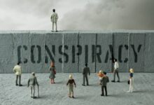 Etiquetar algo como una "teoría de la conspiración" no impide que la gente lo crea.