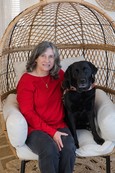 Carolyn Dale Newell posa con el perro