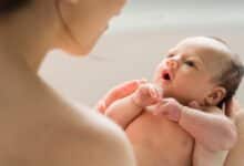 El contacto diario piel con piel en las semanas posteriores al nacimiento se relaciona con menos llanto y mejor sueño.