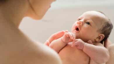 El contacto diario piel con piel en las semanas posteriores al nacimiento se relaciona con menos llanto y mejor sueño.
