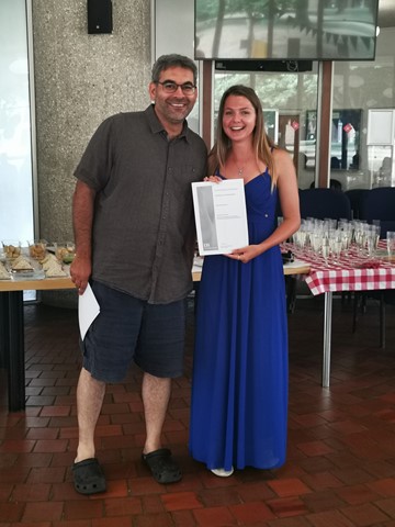 Alessandra recibió su premio de manos de nuestro director, el profesor Robin Banerjee.