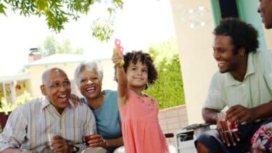 7 cosas únicas que los abuelos les dan a sus nietos