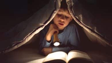 Leer por placer en la infancia puede conducir a un mayor desarrollo cerebral/cognitivo y bienestar mental en la adolescencia.