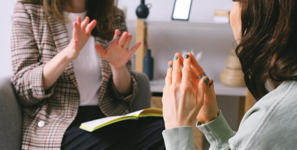 Terapia cognitivo-conductual: qué es, cómo funciona y para qué sirve 2 Terapia cognitivo-conductual chicas