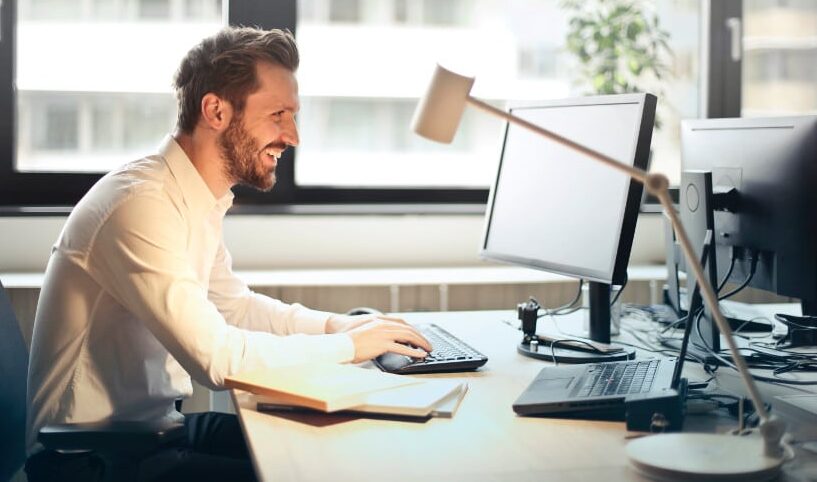 Psicólogo Online en Chile: Cómo Funciona y Cuándo Pedir Apoyo Profesional 3 Psicólogo Online en Chile sonriendo