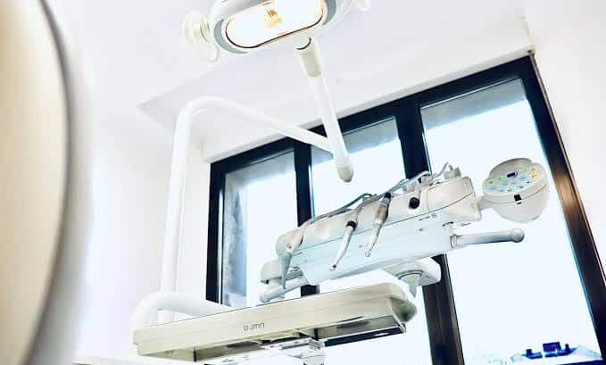 Clínica-dental-en-Gijón-nespral-máquina