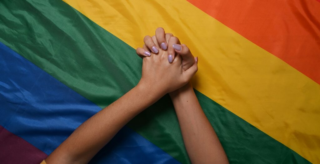 Discapacidad y diversidad LGTBIQ+: doble discriminación, doble necesidad de protección 4 Discapacidad y diversidad LGTBIQ+ brazos unidos