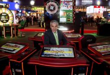 Jugador Espanol y tragaperras croupier